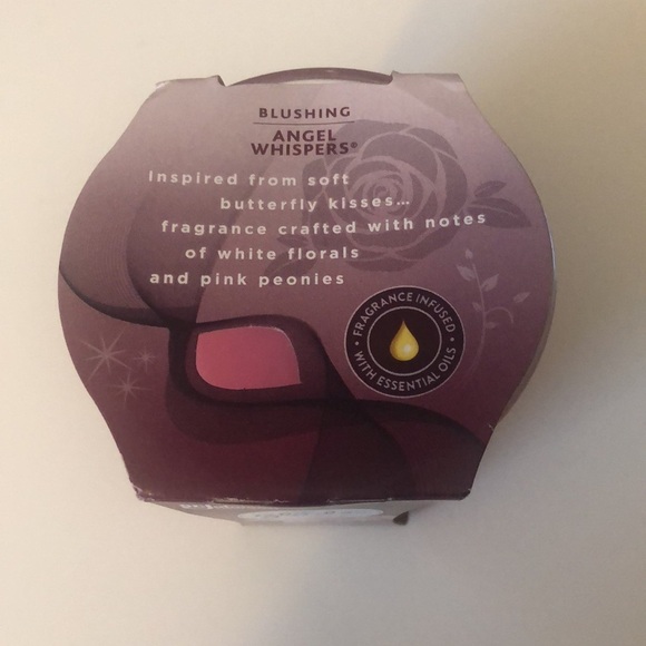 Glade Angel Whispers Candle - Picture 2 of 3